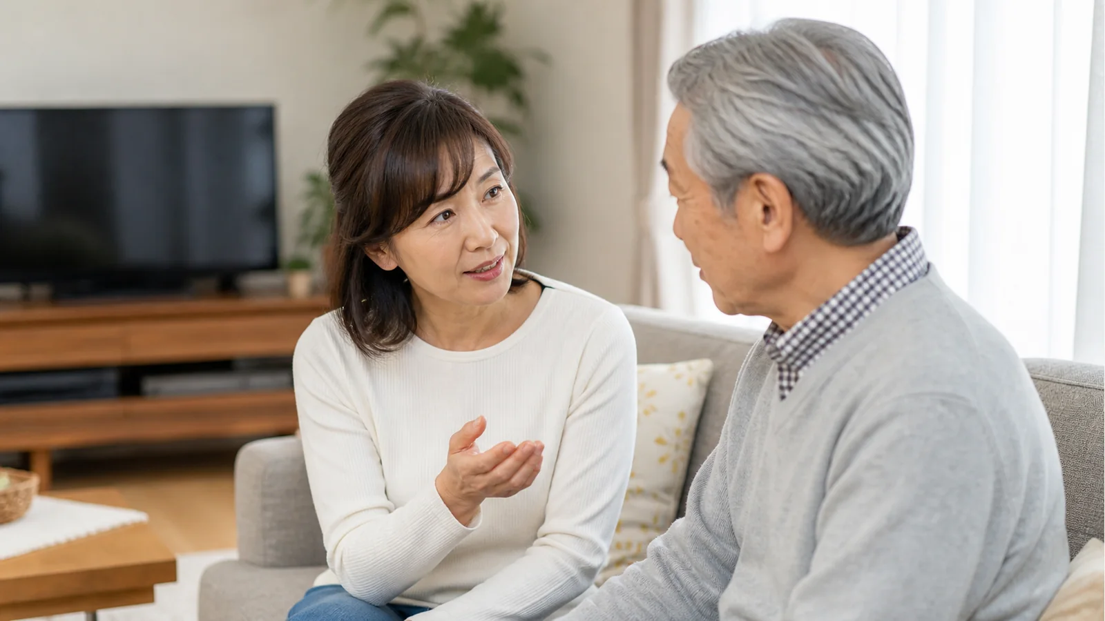親の聞こえにくさについて家族で話している様子