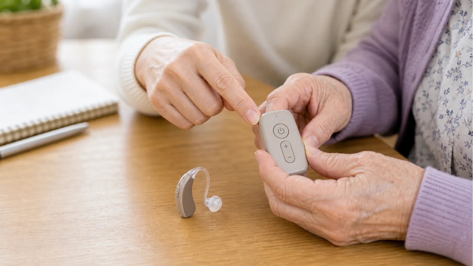 集音器の電源と音量ボタンを確認している手元