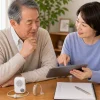 集音器をどこで買うか家族で相談する様子
