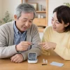 集音器が聞こえない原因を家族で確認している様子