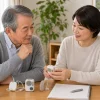 高齢者向け集音器を家族で選ぶ様子