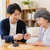 骨伝導集音器について家族で確認している様子