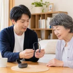 骨伝導集音器について家族で確認している様子