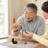 目立たない集音器を家族で選んでいる様子