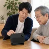 テレビ用集音器を家族で確認している様子