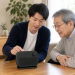 テレビ用集音器を家族で確認している様子